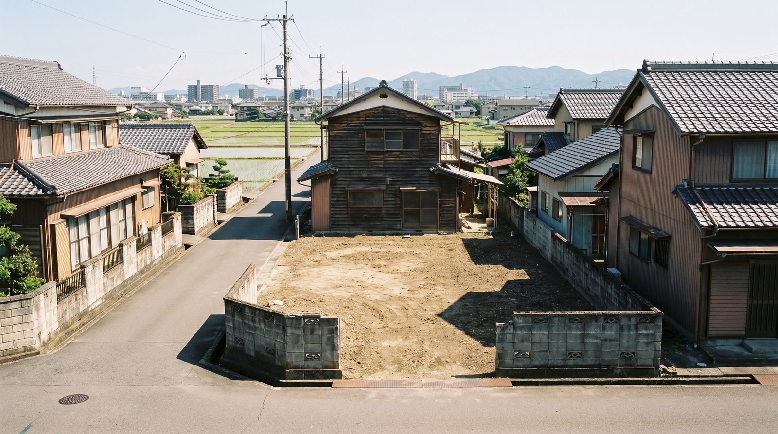 都市近郊の既存集落で古い家を解体し建て替え予定の敷地（イメージ）