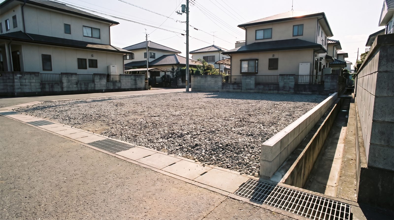 造成した宅地と、前面道路の側溝・排水路(イメージ)
